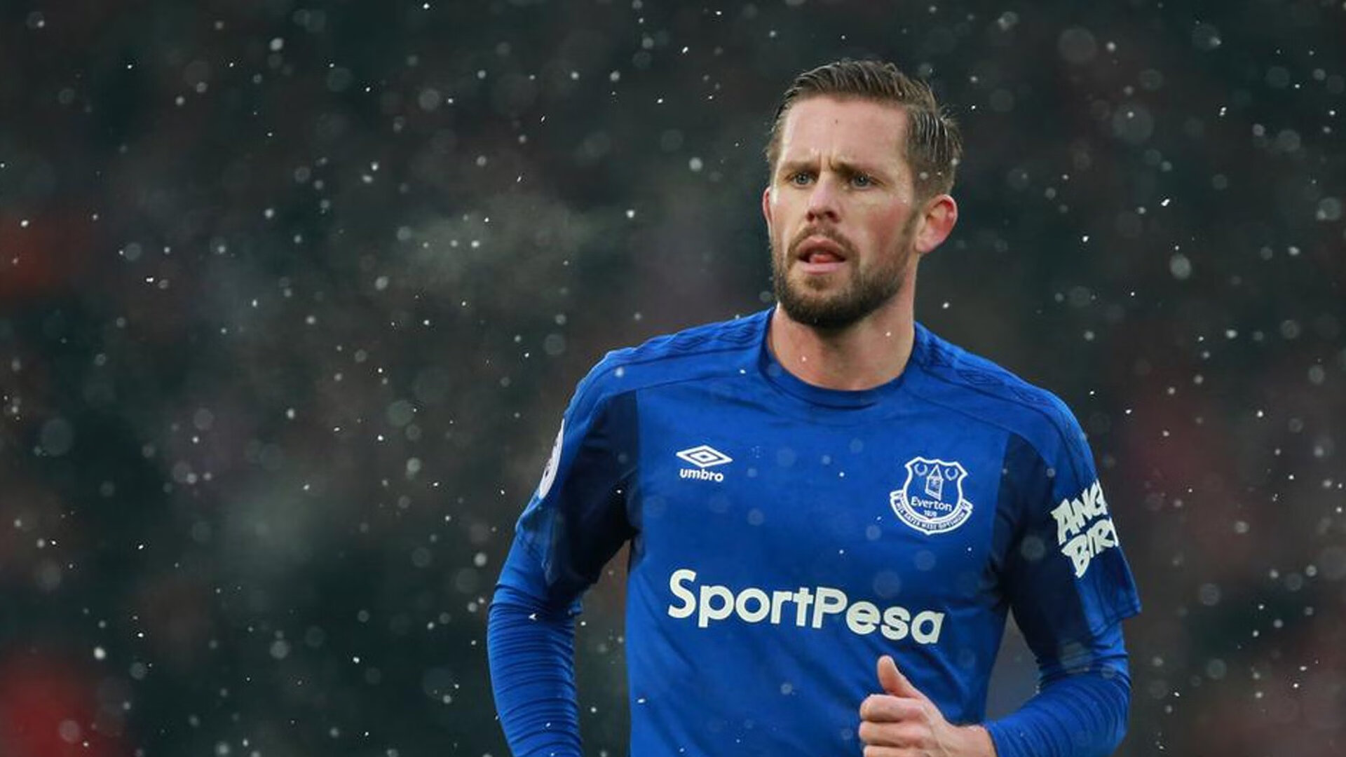 英超激烈争冠：悬念逐步揭晓！，英超经典比赛